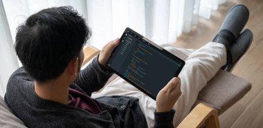 Model uygulama ve program kodlaması için bilgisayar ekranında yazılım geliştirme programlama