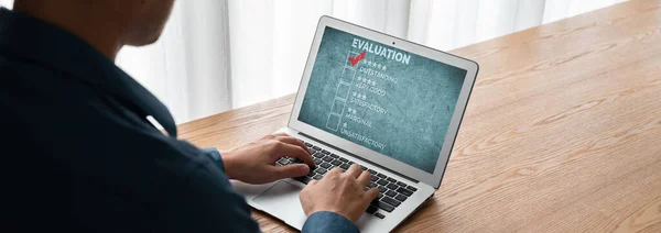 Kundenzufriedenheit Und Evaluationsanalyse Auf Modernem Software Computer Für Marketing Strategieplanung — Stockfoto