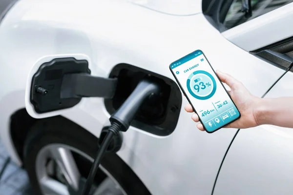 Battery Status Electric Vehicle Displayed Smartphone Application Software While Vehicle — Stockfoto