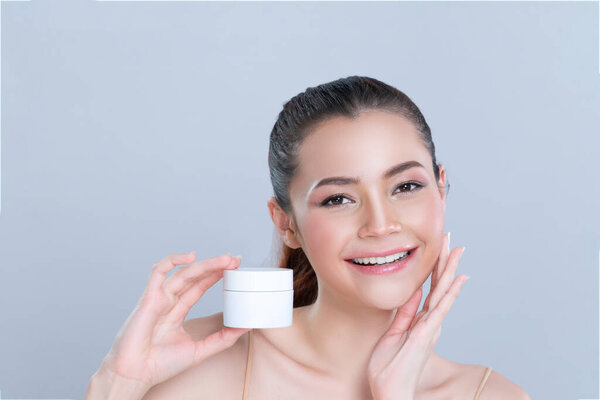 Гламурная красивая прекрасная косметическая кожа с мягким макияжем женщина портрет держать макет банку крем или увлажняющий крем для ухода за кожей и анти-старения рекламу продукта на изолированном фоне.