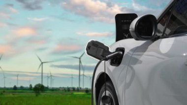 Elektrik şarj eden batarya enerjisi doğrudan elektrik jeneratörü, yel değirmeni ve rüzgar türbini çiftliği tarafından sağlanıyor. Temiz enerji konseptiyle çalışan yenilikçi EV araba.