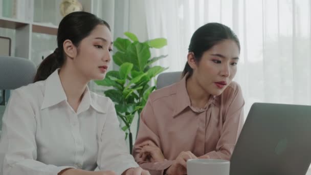 Două Tinere Femei Afaceri Entuziaste Care Lucrează Împreună Spațiul Lucru — Videoclip de stoc