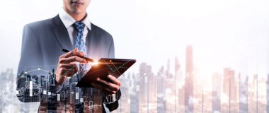 Businessman analyst working with digital finance business data graph showing technology of investment strategy for perceptive financial business decision. Digital economic analysis technology concept.