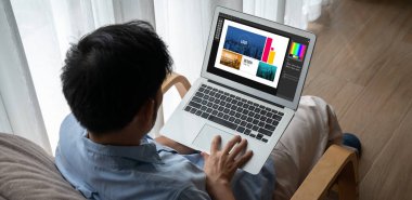 Web sayfasının modern tasarımı ve bilgisayar ekranında gösterilen ticari reklamlar için grafiksel tasarımcı yazılımı