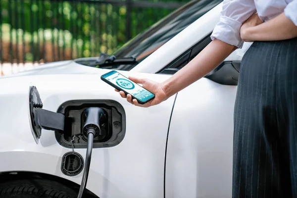 Battery Status Electric Vehicle Displayed Smartphone Application Software While Vehicle — Stock fotografie