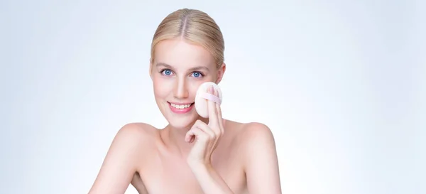 Personable Beautiful Natural Soft Makeup Woman Using Powder Puff Facial — Stok fotoğraf