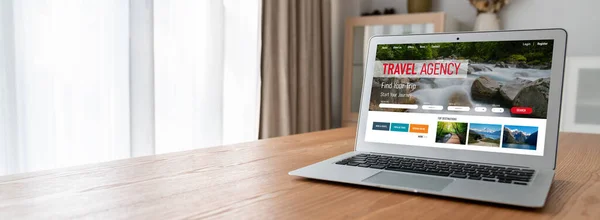 Онлайн Сайт Туристического Агентства Модного Поиска Планирования Путешествий Предлагает Предложения — стоковое фото