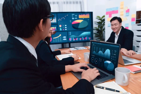 Confidence Asian Businessman Give Presentation Financial Analyzed Business Intelligence Dashboard — Foto Stock