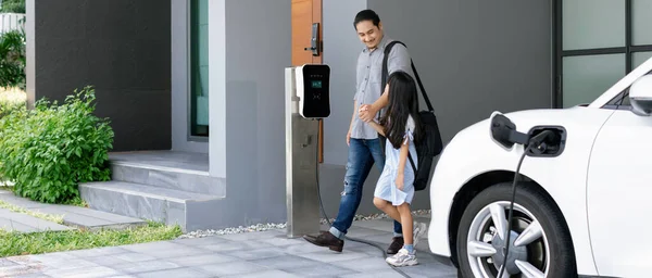 Progressive Father Daughter Plugs Charger Home Charging Station Electric Vehicle — Stockfoto