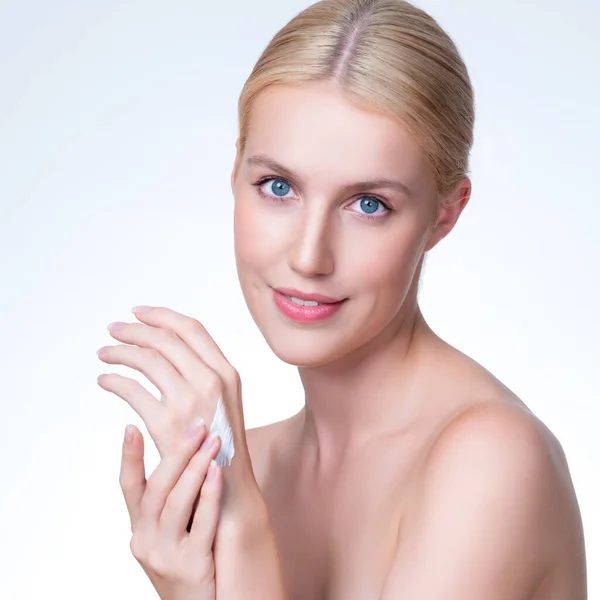 Mulher Pessoal Aplicando Creme Hidratante Sua Mão Para Conceito Perfeito — Fotografia de Stock