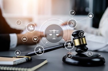 Akıllı hukuk, hukuki danışmanlık simgeleri ve avukatlık bürosunda çalışan araçlar dijital hukuk kavramını ve çevrim içi hukuk ve yönetmelik kavramlarını gözler önüne seriyor .