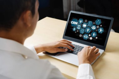 CRM işletme ve işletme için modern bilgisayarda müşteri ilişkileri yönetim sistemi