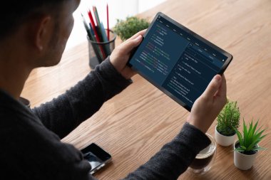 Model uygulama ve program kodlaması için bilgisayar ekranında yazılım geliştirme programlama