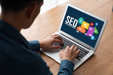 Model e-ticaret için SEO arama motoru optimizasyonu ve bilgisayar ekranında gösterilen çevrimiçi perakende işi