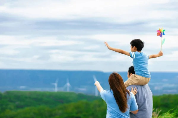 Progressive Happy Family Enjoying Time Wind Farm Green Energy Production — ストック写真