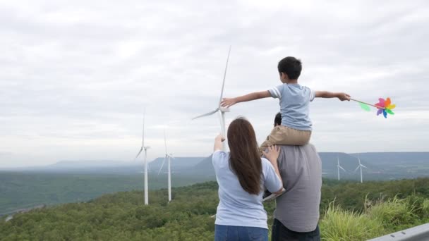 Concepto Familia Feliz Progresiva Disfrutando Tiempo Parque Eólico Generador Eléctrico — Vídeo de stock