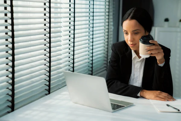 Competent Female Employee Sits Her Desk Cup Coffee Modern Employee — Foto Stock