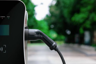 Araç motoru için evdeki yeşil enerjiden güç alan elektrikli ev şarj istasyonuna odaklan. Araç konsepti için yenilikçi çevre dostu enerji şarj edilebilir.