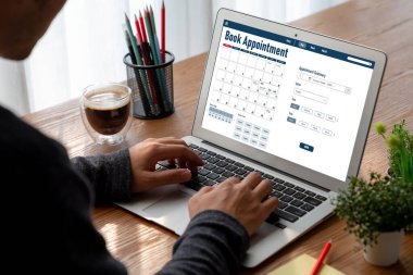 İnternet sitesindeki modish regrition için çevrimiçi aplikasyon rezervasyon takvimi