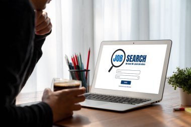Çalışanların işe alım İnternet ağındaki iş fırsatlarını araması için mod web sitesinde online iş araması
