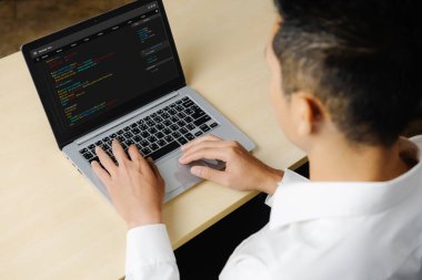 Model uygulama ve program kodlaması için bilgisayar ekranında yazılım geliştirme programlama