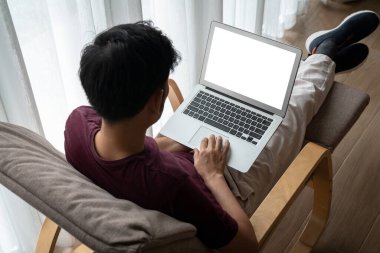 Tasarımınız için mod bilgisayardaki beyaz boş ekran monitör ekranında maket yapın