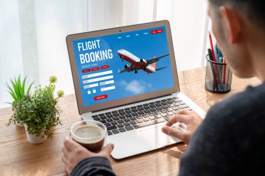Online uçuş rezervasyon sitesi mod rezervasyon sistemi sağlar. Seyahat teknolojisi kavramı .