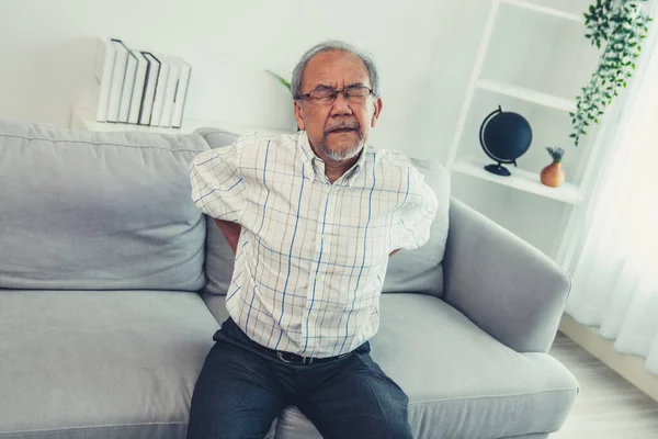 Agonizing Senior Man Need Assistance While Sitting His Sofa Home — Foto de Stock