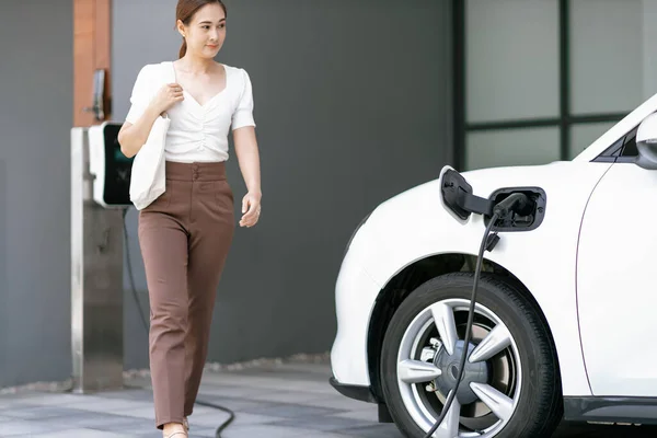 Focus Image Electric Vehicle Recharging Battery Home Charging Station Blurred — 스톡 사진