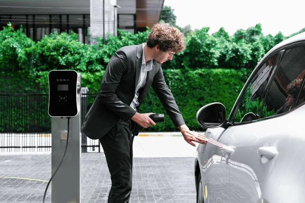 Progressive Businessman Electric Car Recharging Public Charging Station Modern City — 图库照片