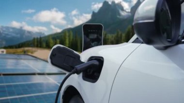 Yenilenebilir ve temiz enerji teknolojisi kavramı, güneş pili ile çalışan EV arabaları şarj ederek eko-dost sürdürülebilir enerji sistemi..