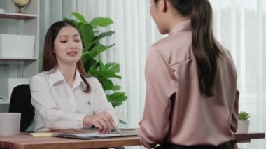 Profesyonel İnsan Kaynakları müdürüyle genç ve hevesli bir görüşme. Başvuru sahiplerini inceleyen işveren, iş görüşmesine hazırlanmak üzere işe devam ediyor.