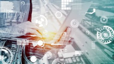 Gelecekteki bina inşaatı ve HUD hologram grafik tasarımı ile yaratıcı mühendislik projesi konsepti. İnşaat mühendisi, mimar ya da inşaat işçisi modern sivil teknoloji ile çalışıyor..