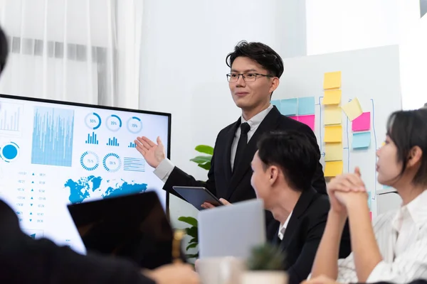 Confidence Asian Businessman Give Presentation Financial Analyzed Business Intelligence Dashboard — Foto de Stock