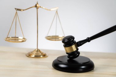 Adaleti ve hukuki otoriteyi temsil eden, altın dengeli ölçeği temsil eden ve avukatlık arka planında hukuk kitabı olan tokmağı, eşitlik ve adil yargı kavramını yansıtan. denge