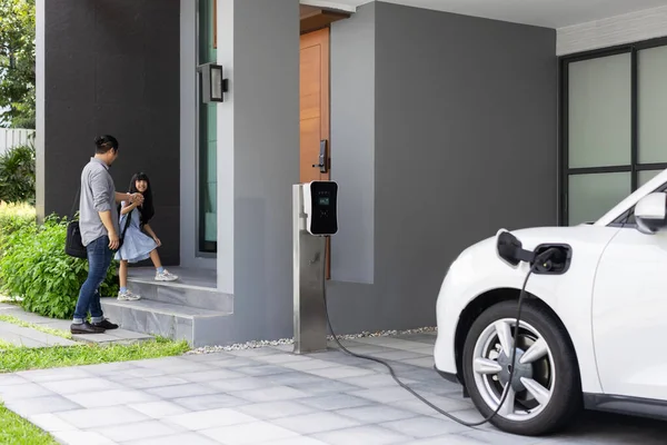 Progressive Father Daughter Plugs Charger Home Charging Station Electric Vehicle — Φωτογραφία Αρχείου