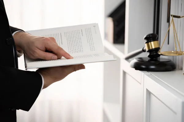 Lawyer Attorney Preparing Lawsuit Litigation Reading Studying Legal Book Bookshelf — Stock Photo, Image