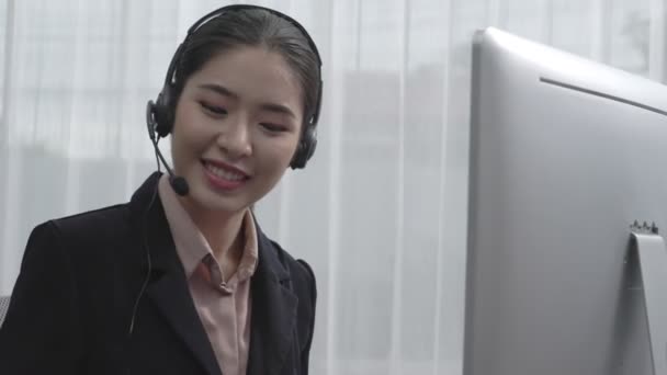 Opérateur Soutien Clientèle Asiatique Portant Casque Microphone Travaillant Son Bureau — Video