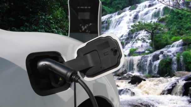 Coche Eléctrico Que Carga Energía Estación Carga Paisaje Natural Cascada — Vídeos de Stock