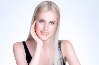 Mükemmel pürüzsüz cilt ve izole arkaplanda doğal makyaj portresi olan sevimli, güzel bir kadın portresi. El hareketi ve güzellik modeli konsepti için anlamlı yüz ifadesi..
