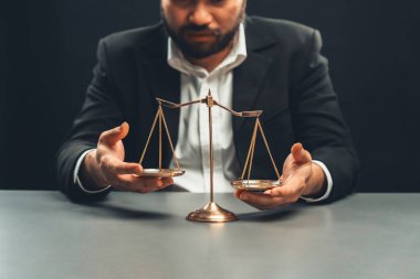 Resmi siyah davadaki avukat ya da yargıç, dengesizliği adalet sistemindeki yolsuzlukla mücadele için adaletsizliğe karşı bir kavram olarak düzeltmeye çalışırken hayal kırıklığı ifadesiyle dengesizlik gösteriyor. denge