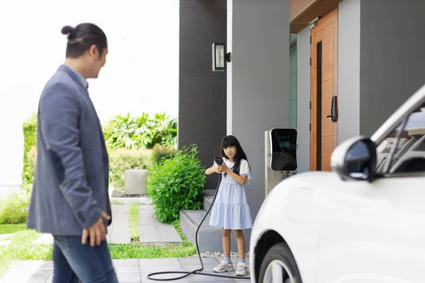Progressive Father Daughter Plugs Charger Home Charging Station Electric Vehicle — Stock fotografie