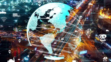 Geleceğin trafik kontrolü için akıllı ulaşım teknolojisi değiştirme konsepti. Sanal akıllı sistem sürücü için şehir caddesindeki araç verilerini bağlamak için sürüş bilgisi analizi yapıyor .