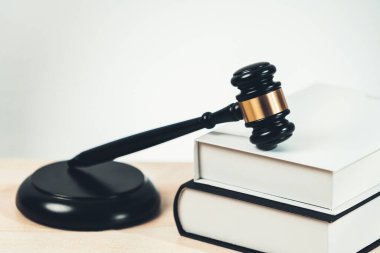 Boş bir hukuk firmasında ahşap tokmak çekiç ve hukuk kitabı ya da avukat ve hakim tarafından adalet ve hukuk sistemi, yasal otorite ve adalet kavramı olarak beyaz avukatlık bürosu geçmişi. denge