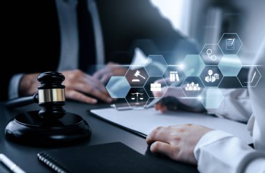 Akıllı hukuk, hukuki danışmanlık simgeleri ve avukatlık bürosunda çalışan araçlar dijital hukuk kavramını ve çevrim içi hukuk ve yönetmelik kavramlarını gözler önüne seriyor .