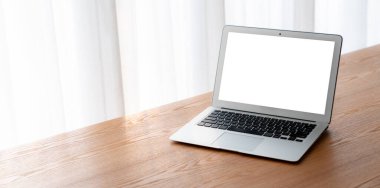 Tasarımınız için mod bilgisayardaki beyaz boş ekran monitör ekranında maket yapın