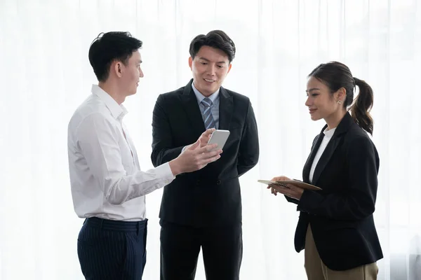 Mentor Manager Advice Younger Colleagues Workplace Businesspeople Discussing Planning Financial — 图库照片