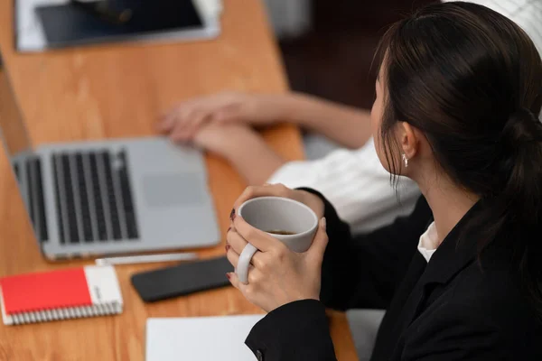 ビジネスマンの女性は ワークスペースの概念で調和の概念のためにオフィスで働く 計画戦略の後 オフィスでコーヒー休憩 レジャーを取ります プロの会議テーブルに座っている営業所の労働者 — ストック写真