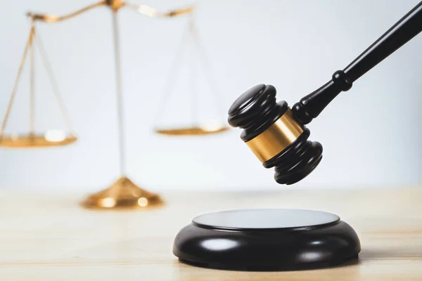 Symbolizing Justice Legal Authority Golden Balanced Scale Gavel Desk Law — Stock Photo, Image