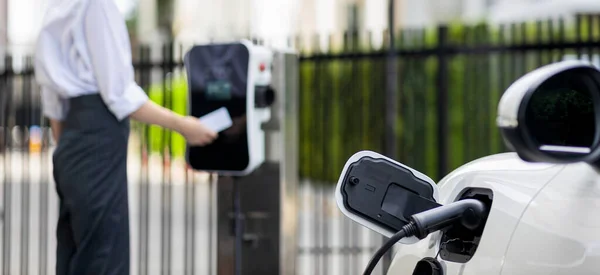 Focus Electric Vehicle Recharging Public Charging Station Blurred Progressive Woman — Photo